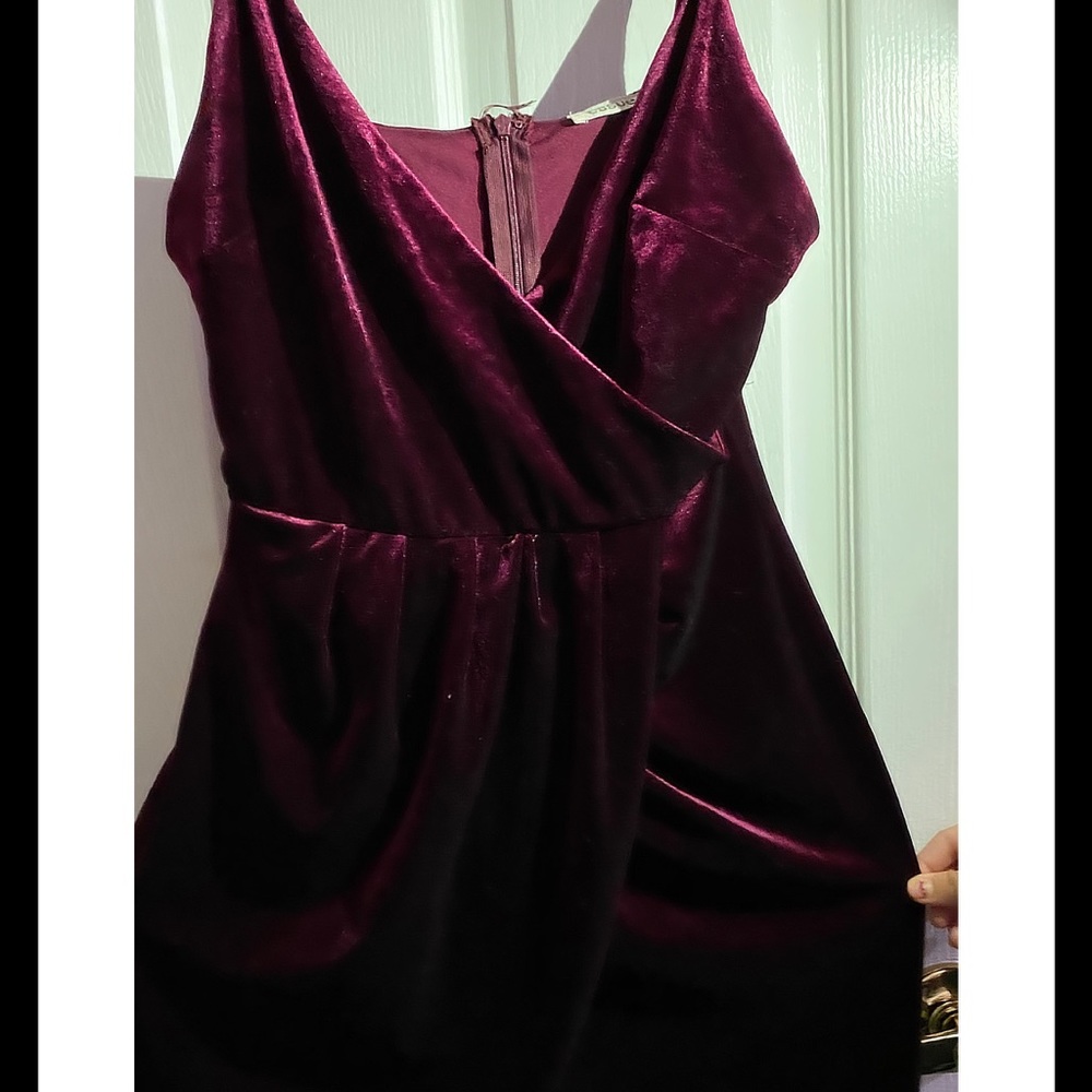 Red velvet spaghetti strap Essue dress.